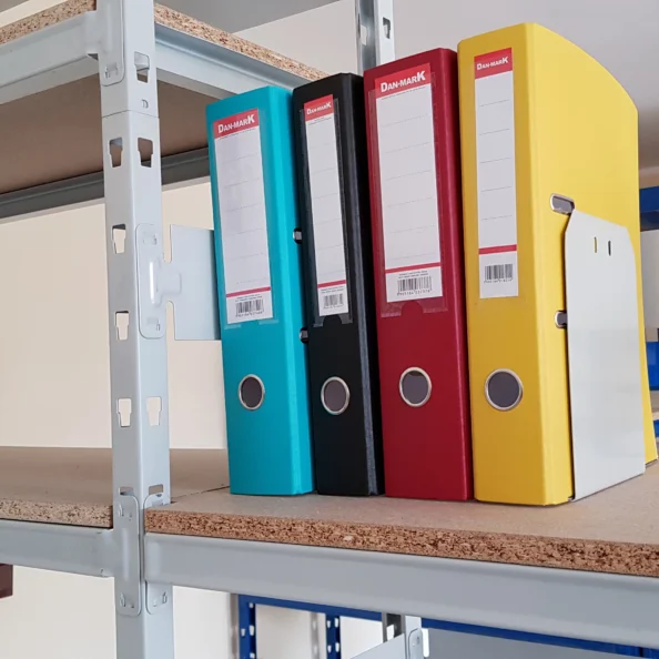 półka regału z segregatorami