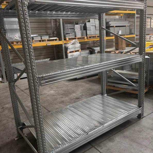 regał ciężki w magazyynie