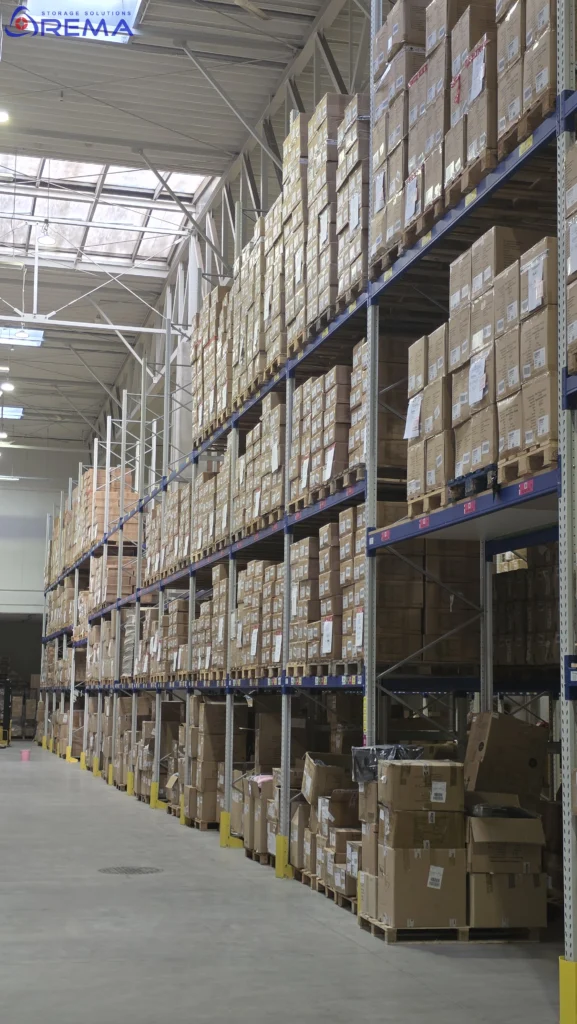 regały paletowe z kartonami