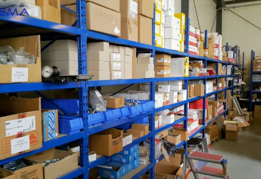 regały magazynowe półkowe z płytami wiórowymi