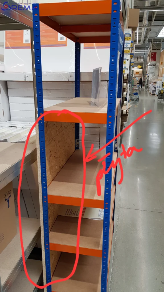 dodatkowa płyta dokręcona do regału aby trzymał pion