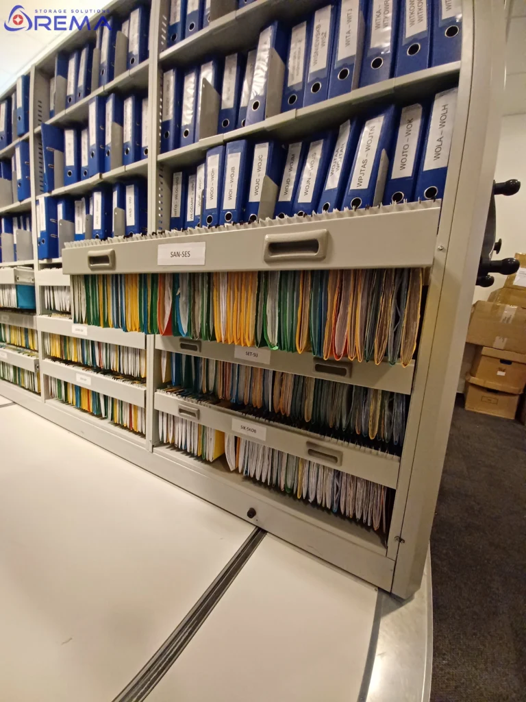 regały przesuwne z systemem przechowywania teczek