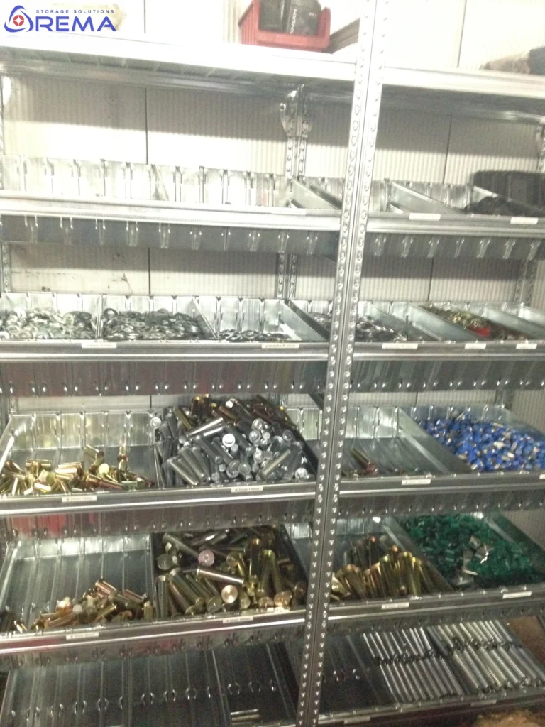 regały magazynowe z pojemnikami