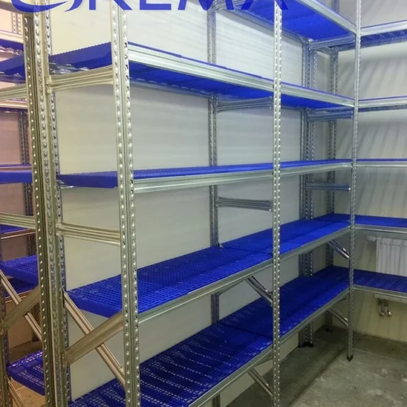 regał półkowy PCV w pomieszczeniu