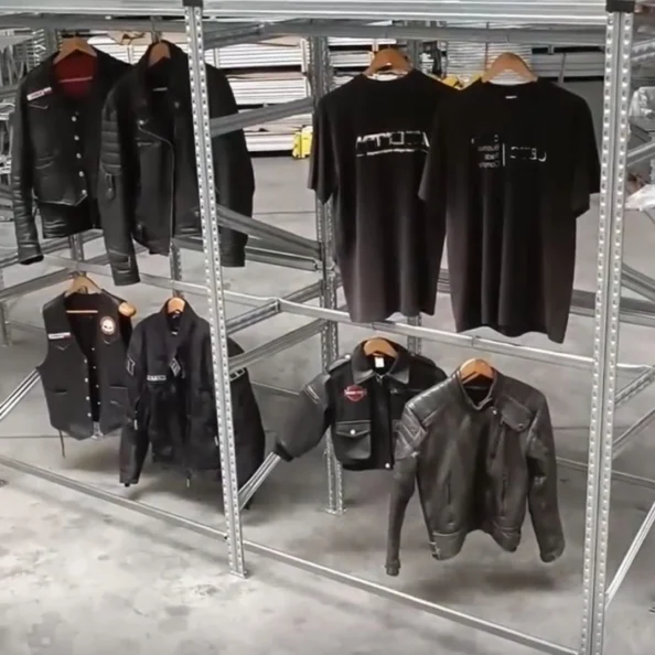 regały na odzież, regał na ubrania z kurtkami skórzanymi