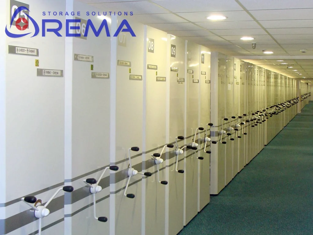 ciąg regałów przesuwnych archiwalnych