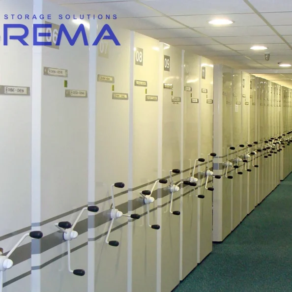 ciąg regałów przesuwnych archiwalnych