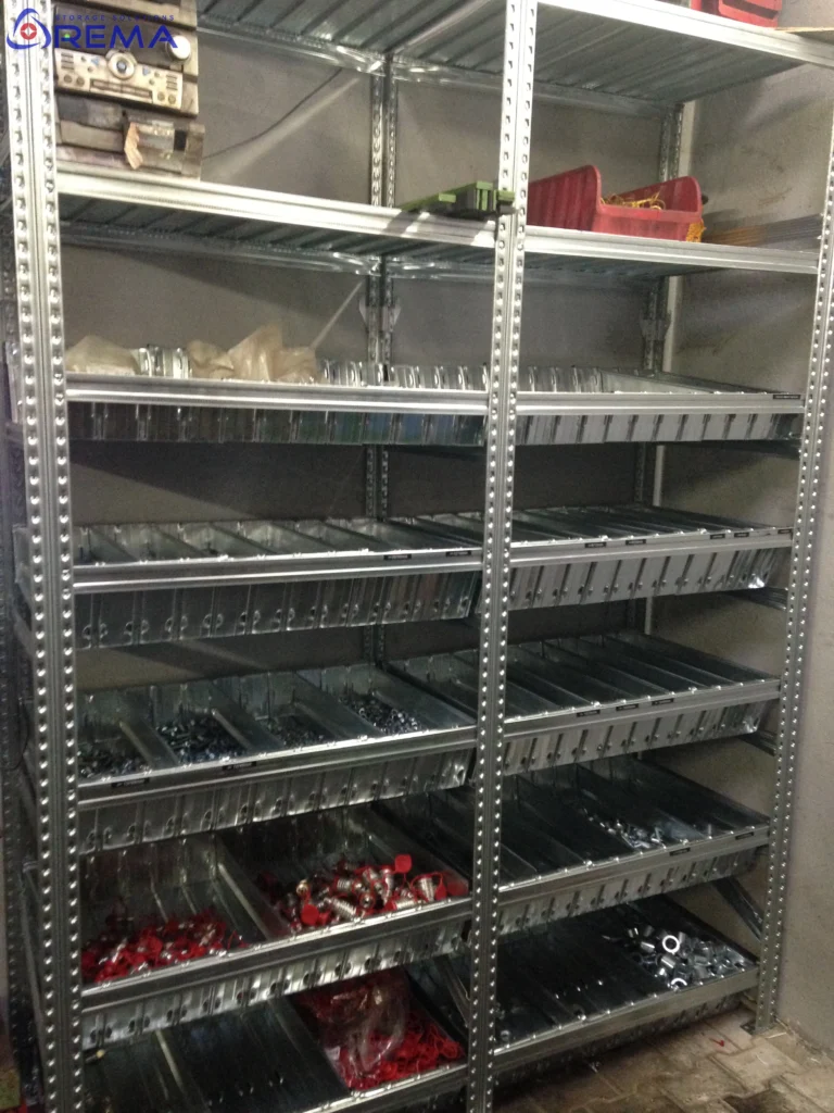 regał z pojemnikami