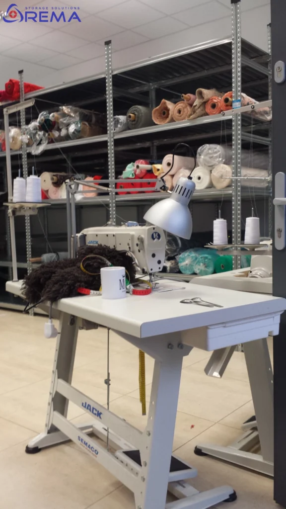 przechowywanie tkanin na regałach 