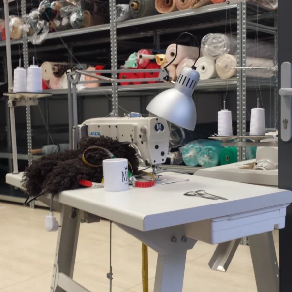 regał metalowy na tkaniny