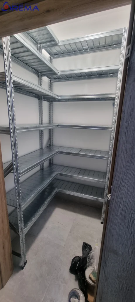 regały narożnikowe w spiżarni