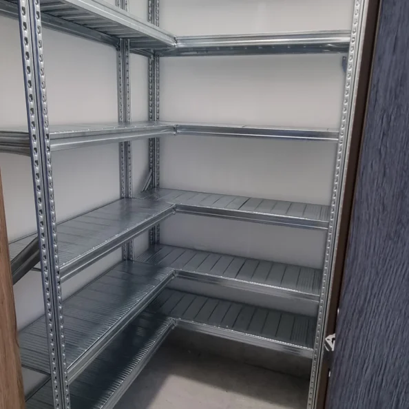 regały narożnikowe w spiżarni