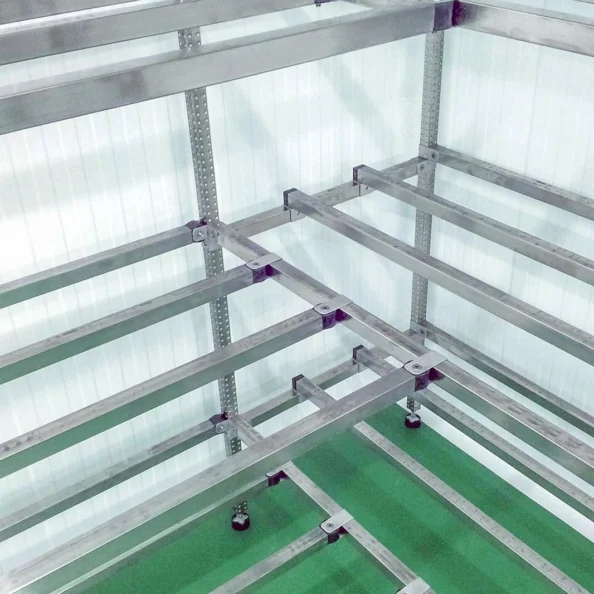 regał nierdzewny gretingowy w ustawieniu narożnym