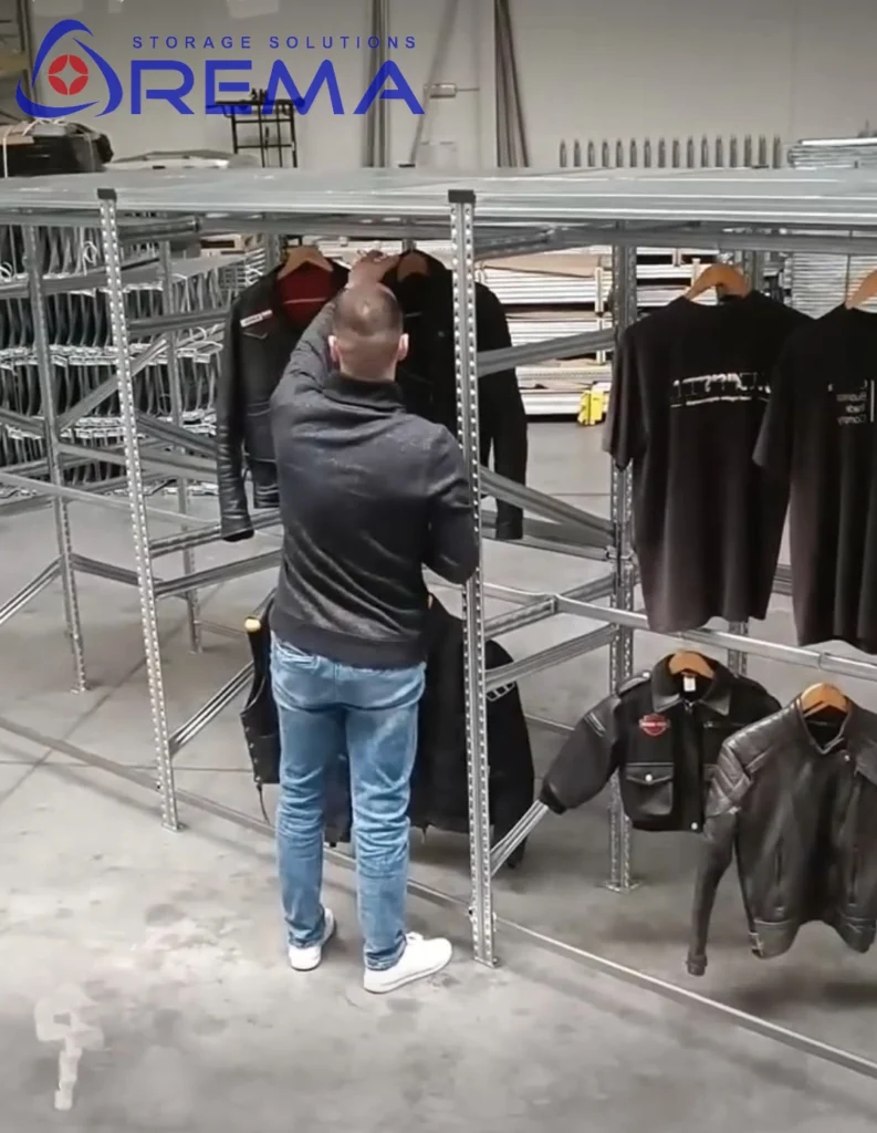 regał do pralni z kurtkami skórzanymi na wieszakach