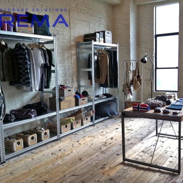 regał industrialny w domu na odzież