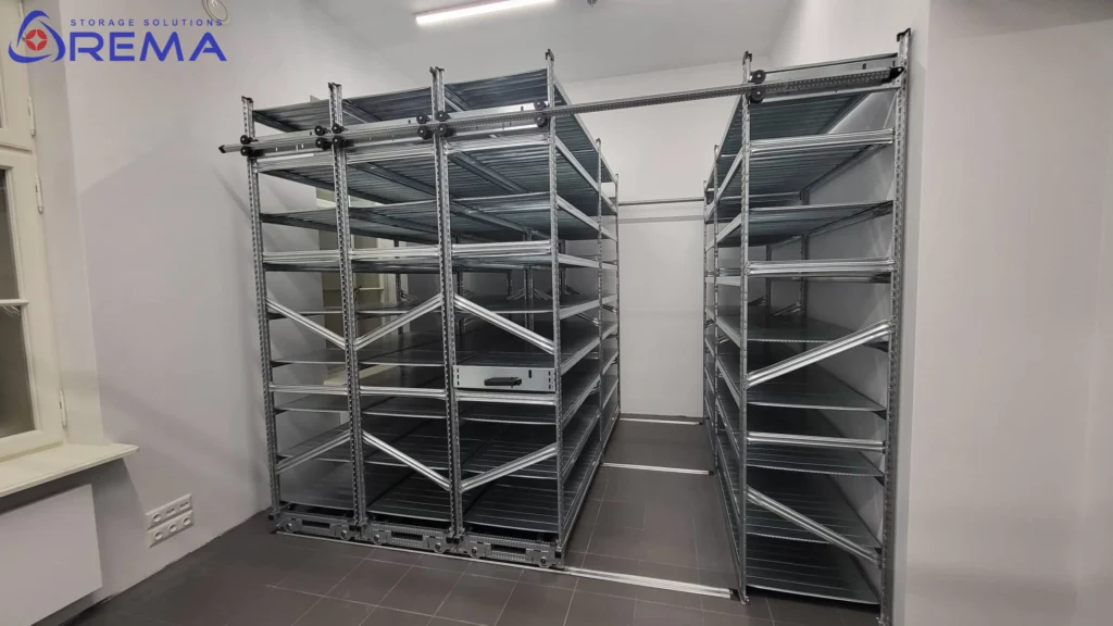 regały mobilne magazynowe we wnęce