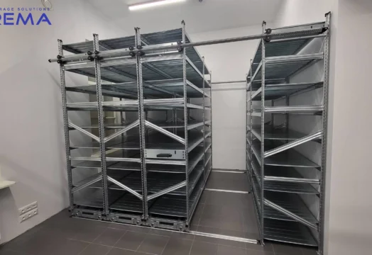 regały przesuwne w magazynie