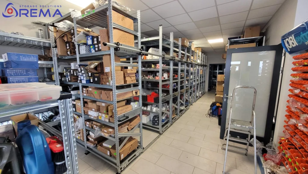 regały mobilne magazynowe z towarem na półkach