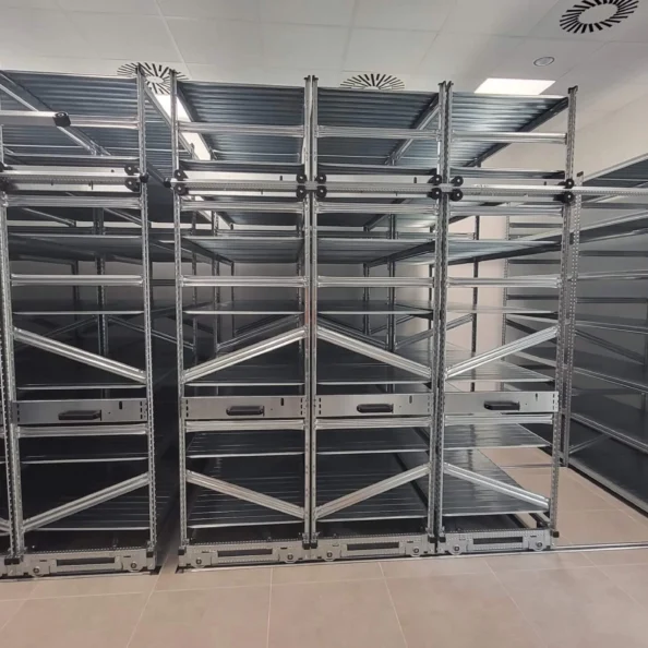 regały jezdne lekkie tory w magazynie