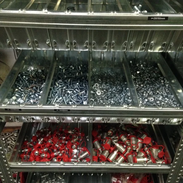 regał z pojemnikami w warsztacie