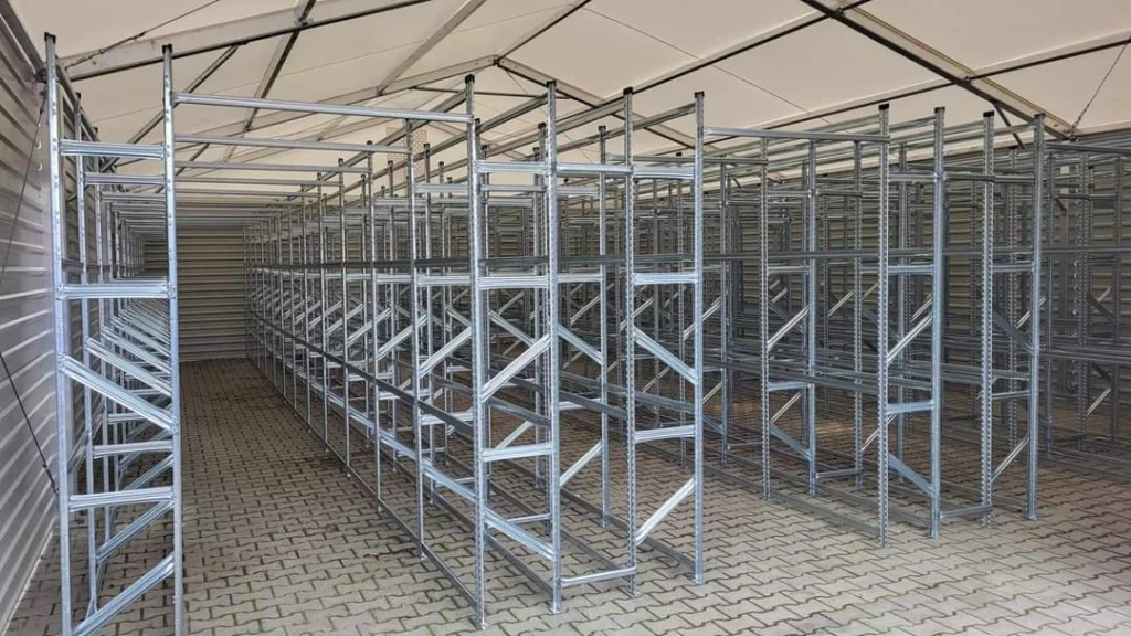 regały na kostce brukowej