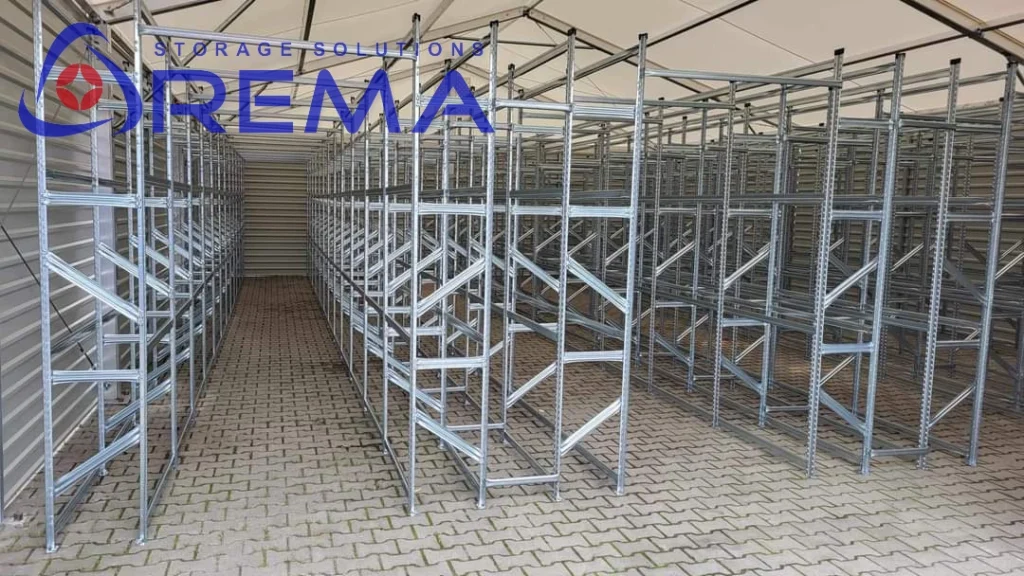 regały w namiocie na kostce brukowej