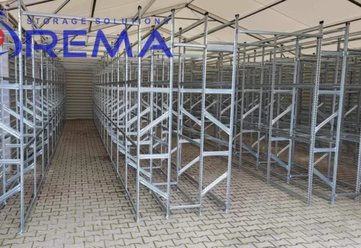 regały w namiocie na kostce brukowej