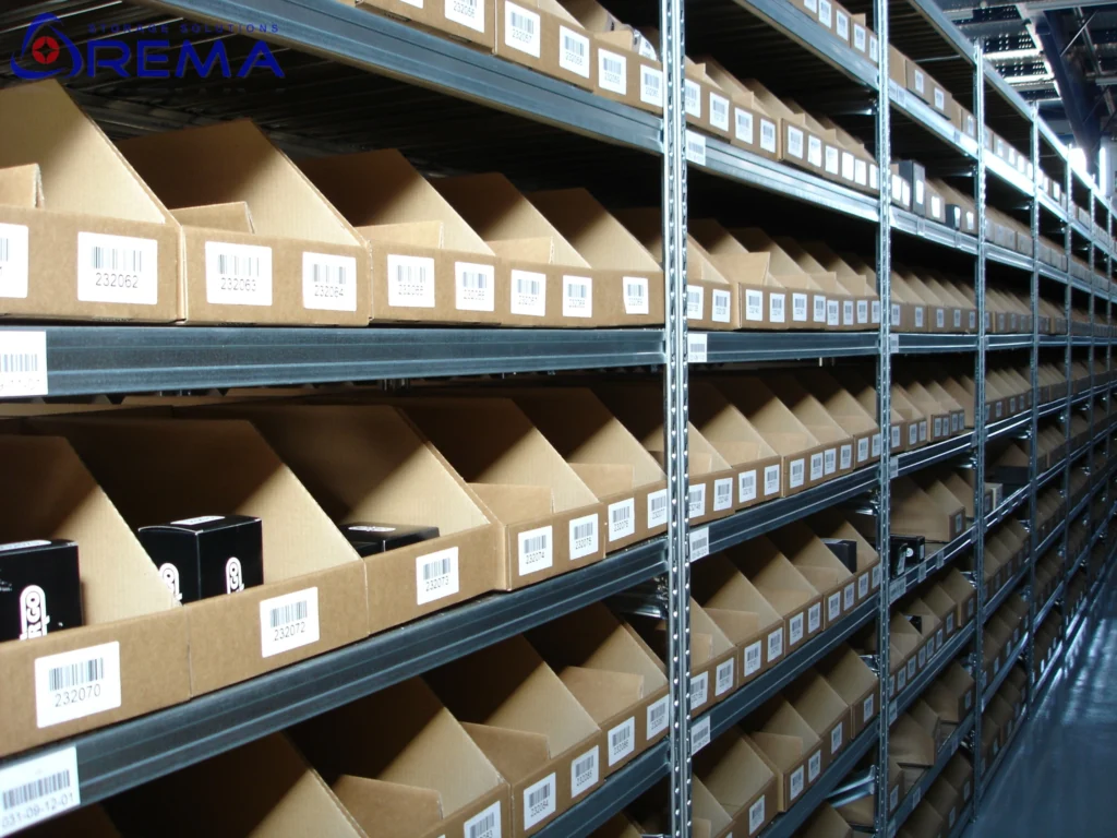 regał na pojemniki i skrzynki