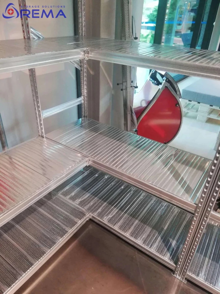 półki panelowe w regale uniwersalnym