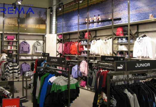 regały na odzież w sklepie