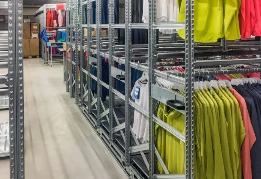 regały jezdne w magazynie na odzież w magazynie
