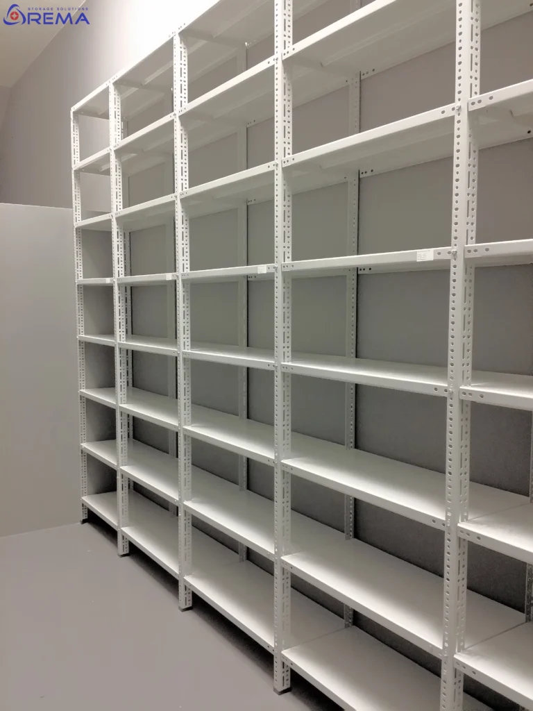 regał metalowy wzmocniony RMC pod ścianą ciąg