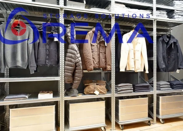 regały industrialne w sklepie