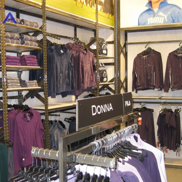 regały industrialne w sklepie