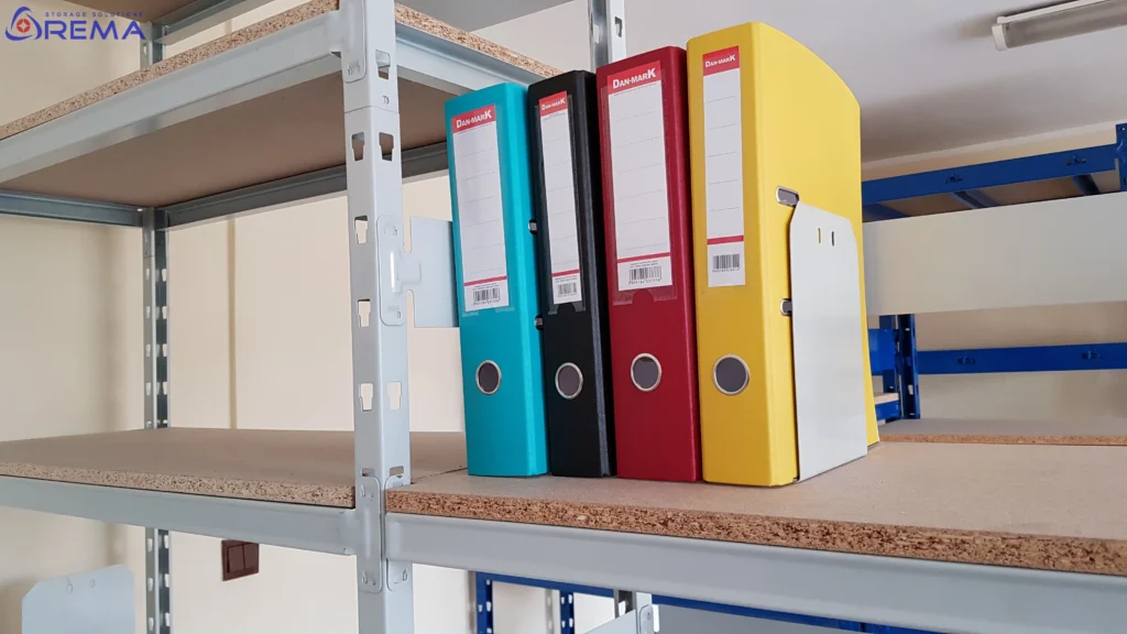 separatory półek w regale archiwalnym