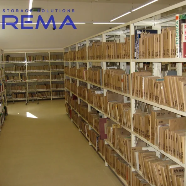 regały biblioteczne w czytelni