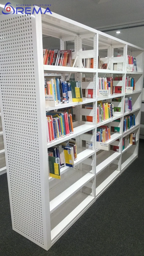 regały w bibliotece