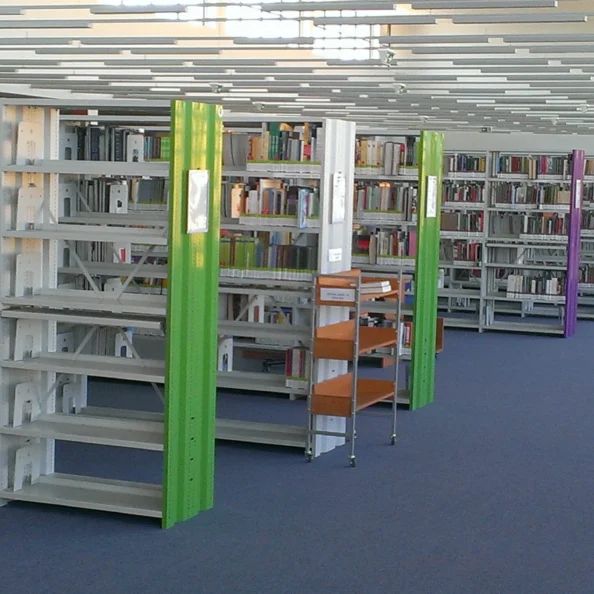 regały biblioteczne w bibliotece