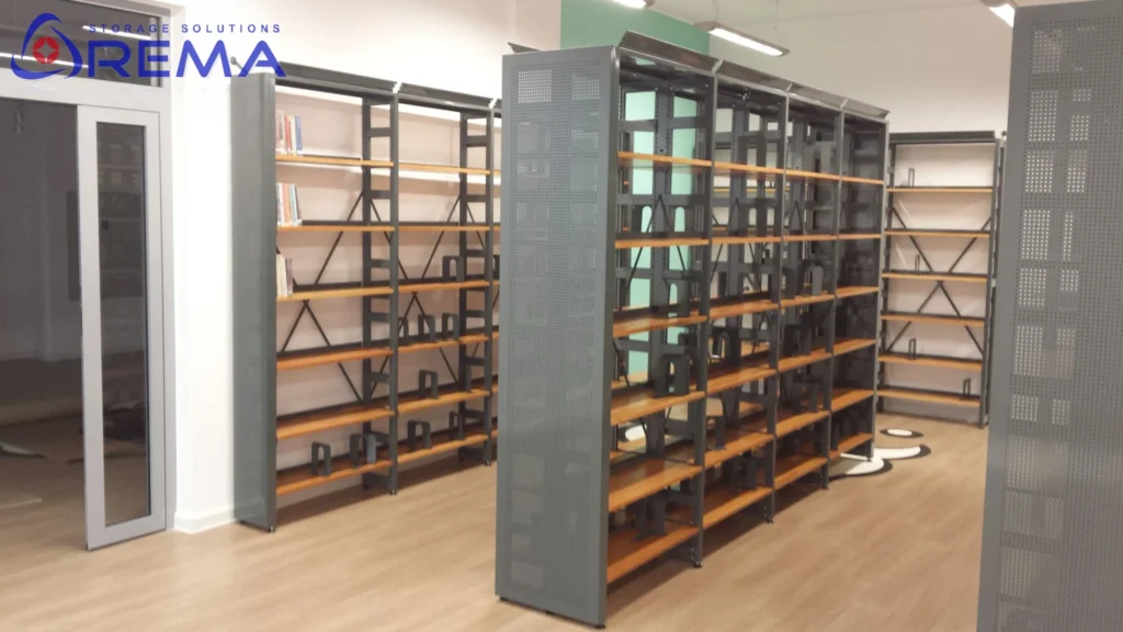 puste regały w bibliotece