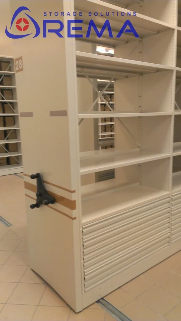 regały przesuwne z szufladami i półkami