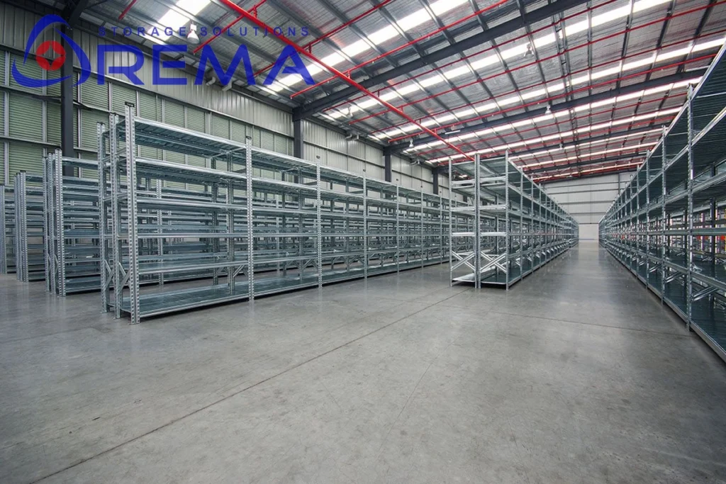 metalowe regały na hali