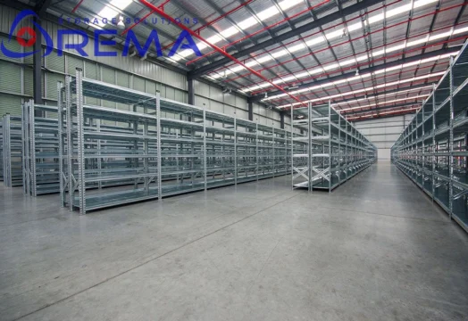 metalowe regały na hali
