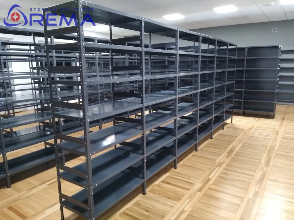 regał metalowy czarny w bibliotece