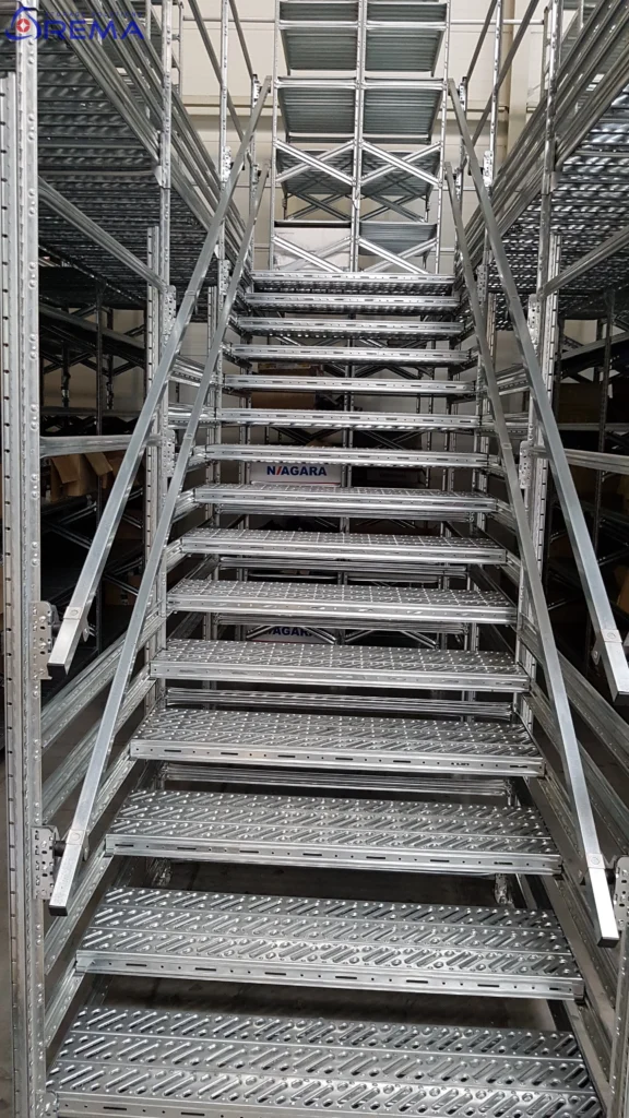 schody antresoli magazynowej