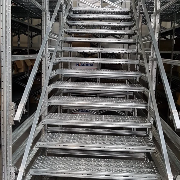 schody antresoli magazynowej