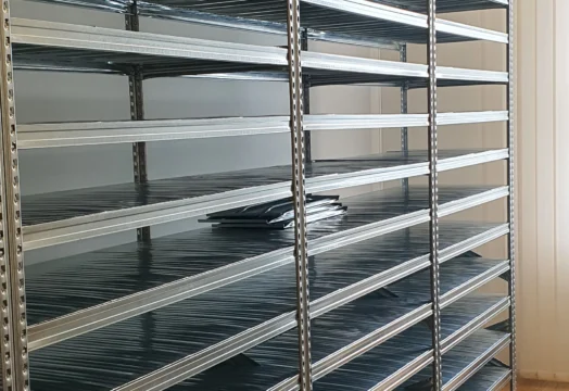 gęsto założone półki w regale magazynowym