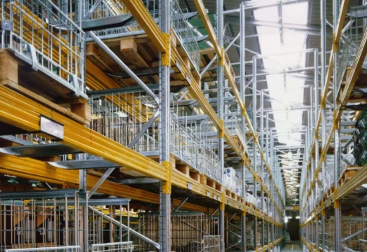 regały wysokiego składowania w magazynie